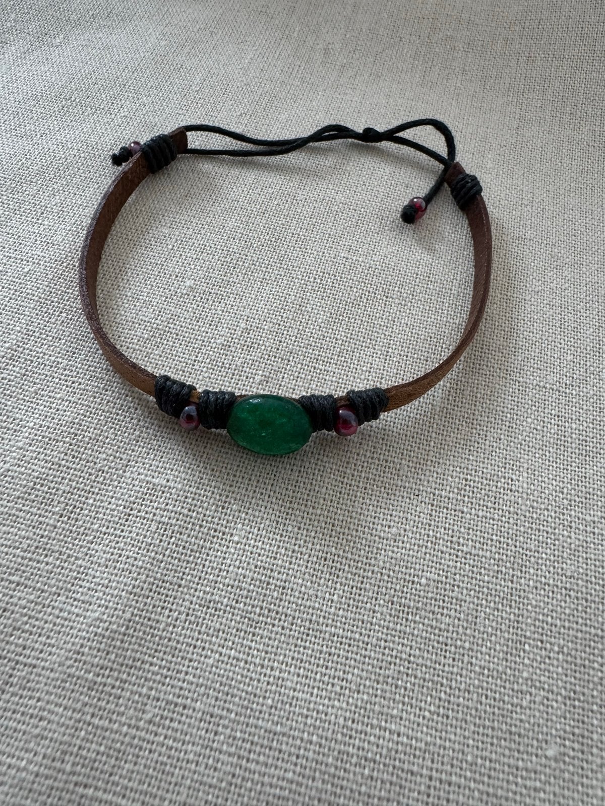 Leren armband met groene steen en kralen, Gebruikt, Bruin, Leer, Ophalen of Verzenden