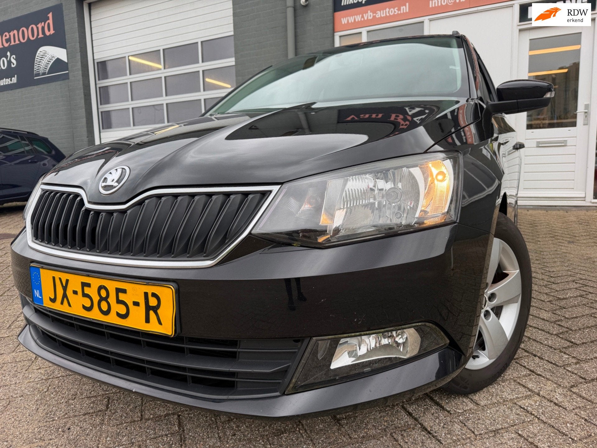 Skoda Fabia Combi 1.0 Style met parkeersensoren en bluetooth, Stof, 979 kg, Zwart, Handgeschakeld