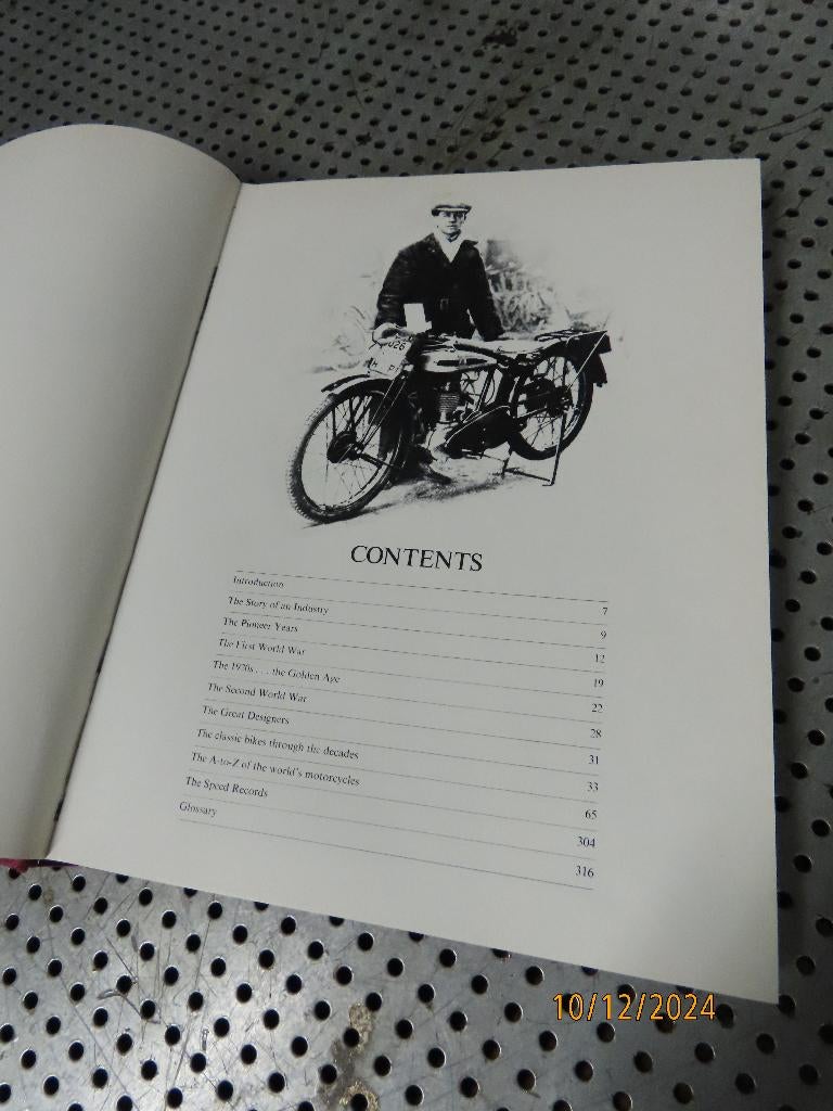 Motorcycle encyclopedia 1977 motorboek hardcover, Ophalen of Verzenden, Gelezen, Diverse auteurs, Merk of Model