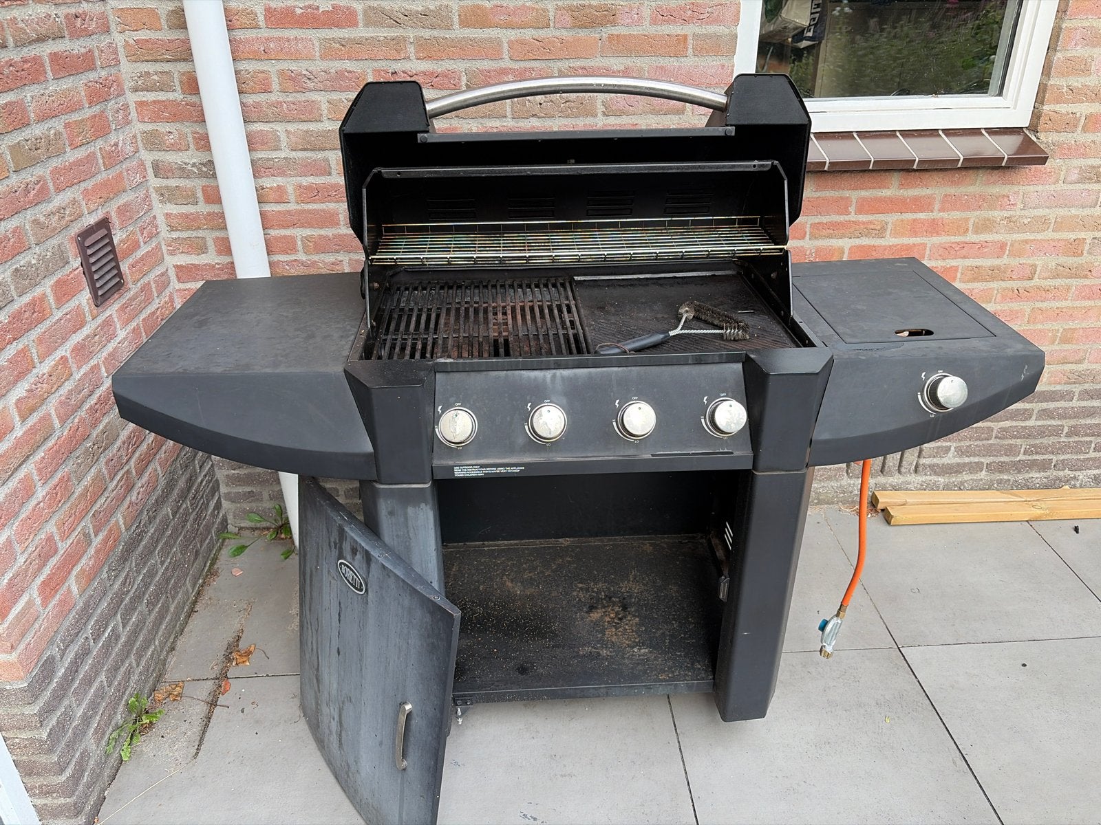 Borreti gasbarbecue met defect deurtje, Ophalen, Gebruikt