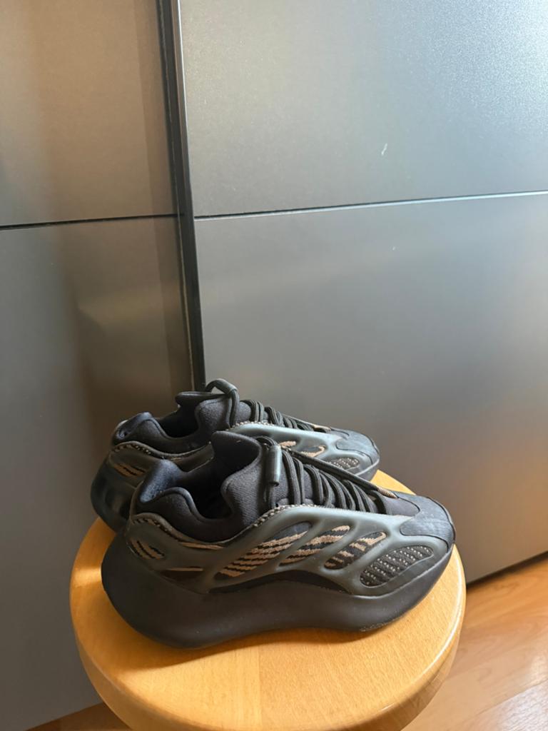 Yeezy 700 V3 Clay Brown, Kleding | Dames, Ophalen of Verzenden, Gedragen, Bruin, Sneakers of Gympen