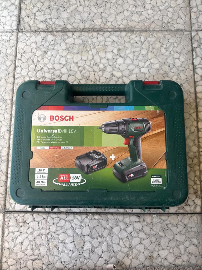 Bosch UniversalDrill 18V Accuboormachine met Accu en Koffer, Gebruikt, Variabele snelheid, Ophalen of Verzenden, Boor- en Schroefmachine