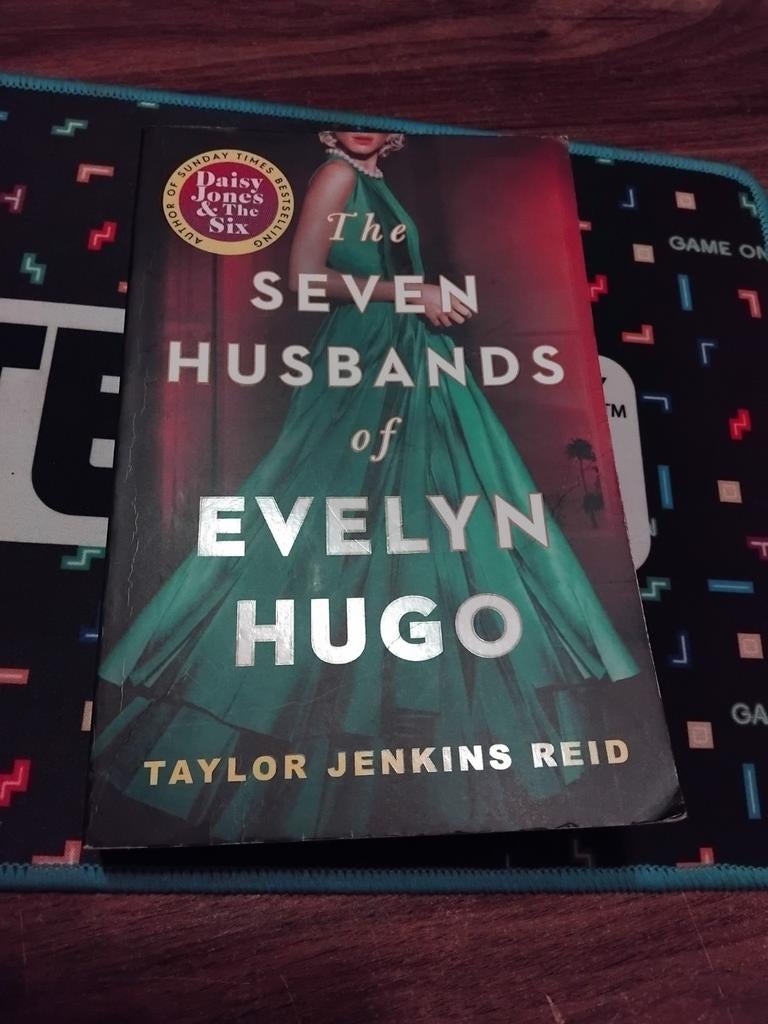 The seven husbands of Evelyn hugo boek, Eén persoon