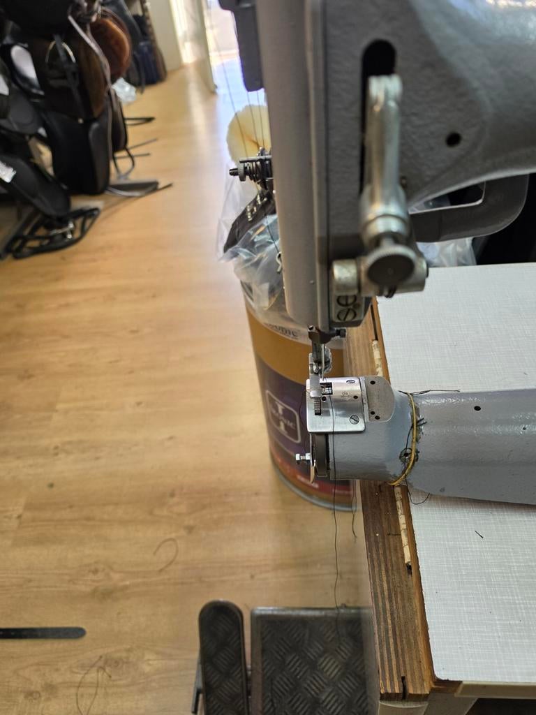 Adler Industriële Naaimachine met Servo Motor, Ophalen