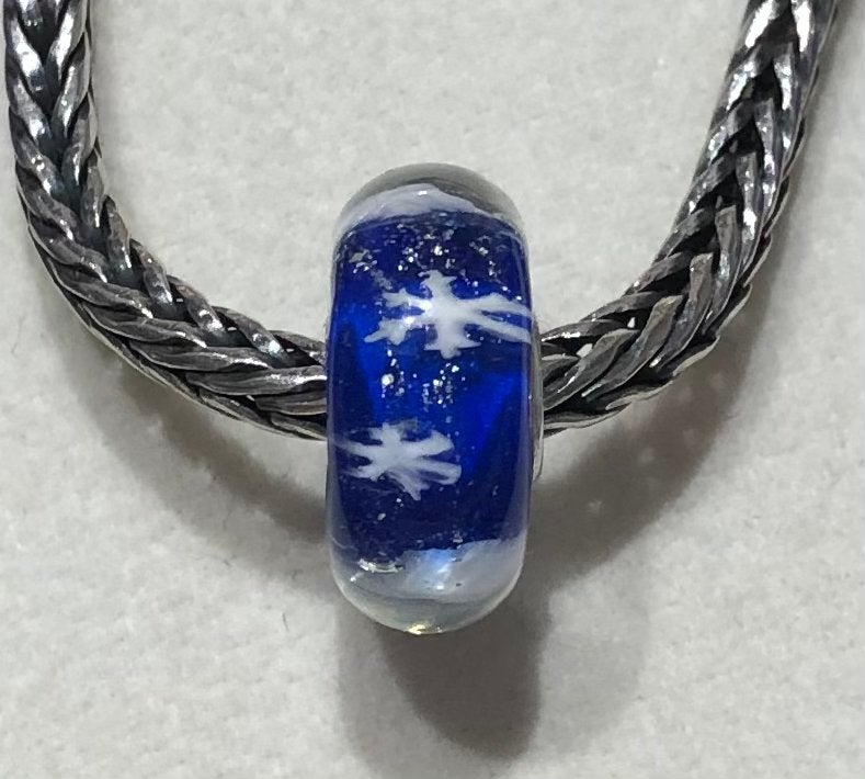 Nieuw blauw bedeltje van Murano glas met sneeuwvlokjes, Ophalen, Nieuw, Glas of Kristal, Overige merken