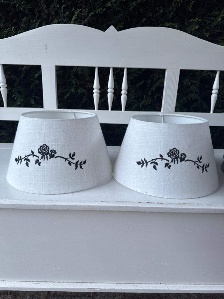 Set van 2 witte lampenkappen met rozenmotief, Ophalen, 25 tot 50 cm, Wit, Zo goed als nieuw