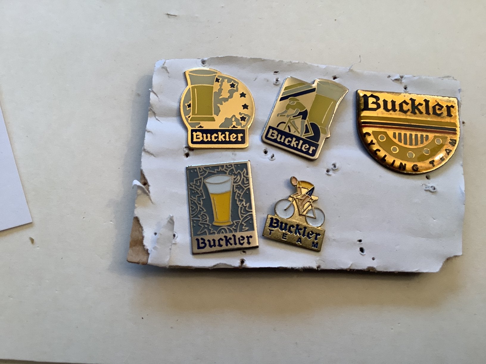 5 pins Buckler, Ophalen of Verzenden, Zo goed als nieuw, Overige onderwerpen