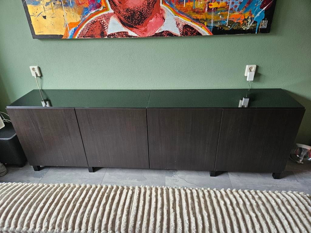 Modern IKEA dressoir met glazen blad - Donkerbruin, Huis en Inrichting, Kasten | Dressoirs, Ophalen, Gebruikt, Glas, 200 cm of meer