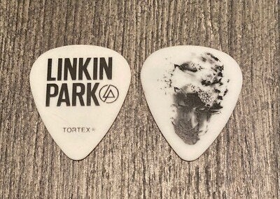 GEZOCHT : LINKIN PARK - LIVING THINGS 2012 Tour plectrum, Ophalen of Verzenden, Zo goed als nieuw, Elektrische gitaar