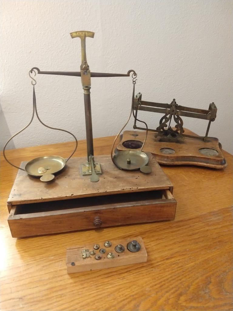 Gewichten en twee weegschalen, Ophalen of Verzenden