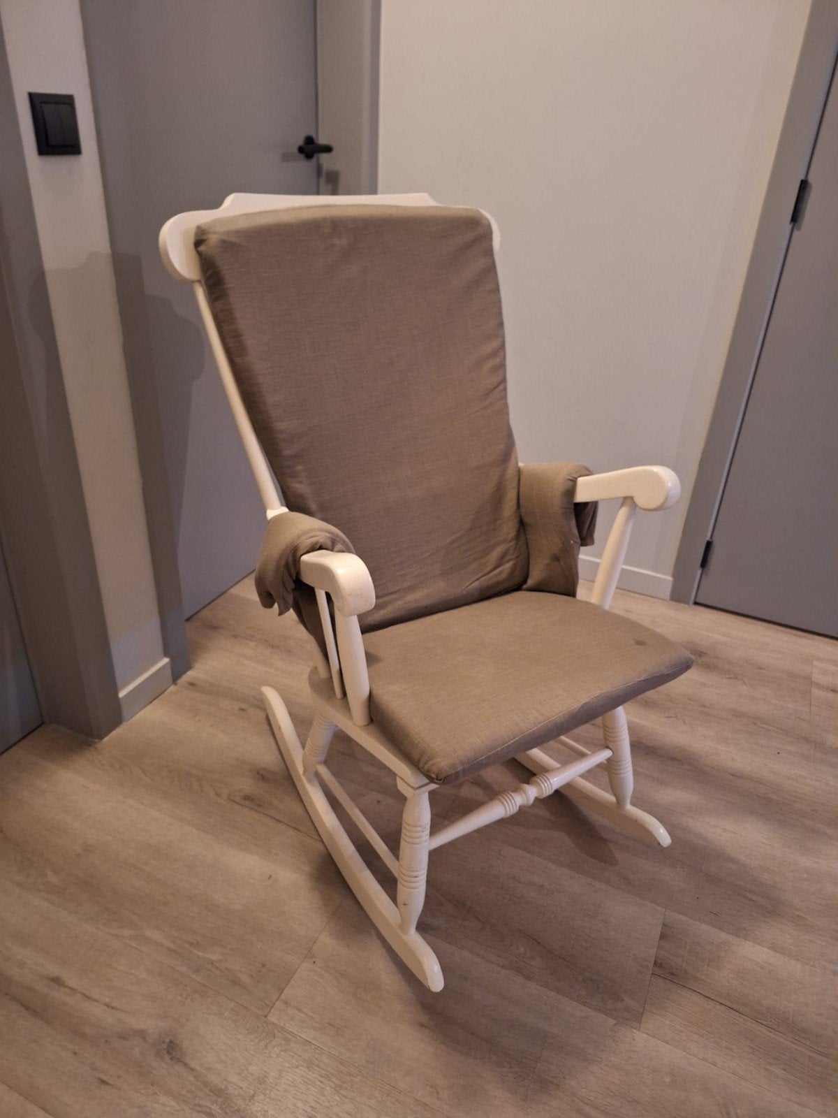 vintage schommelstoel- oud frame met beige bekleding, Ophalen, Gebruikt, Wit, Stof