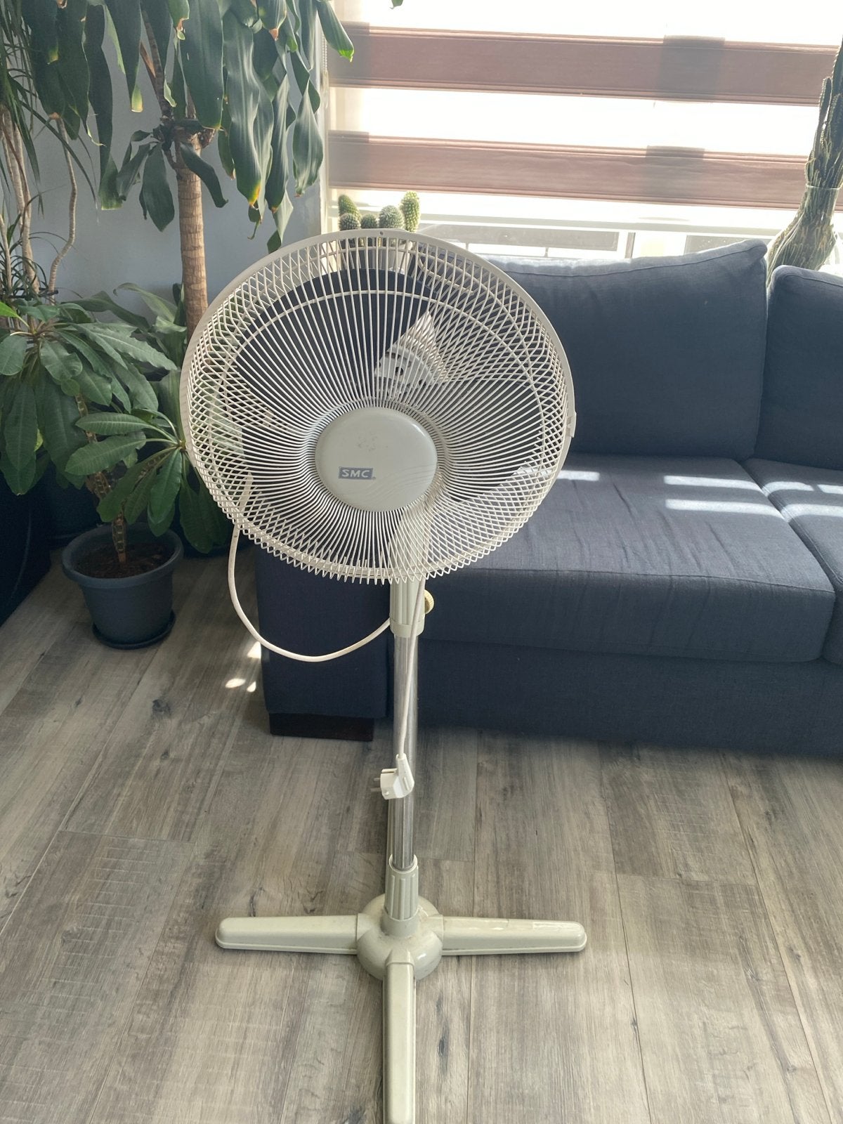 SMC Statiefventilator - Wit, Goede Staat, Witgoed en Apparatuur, Ventilatoren, Ophalen of Verzenden, Zo goed als nieuw, Statiefventilator
