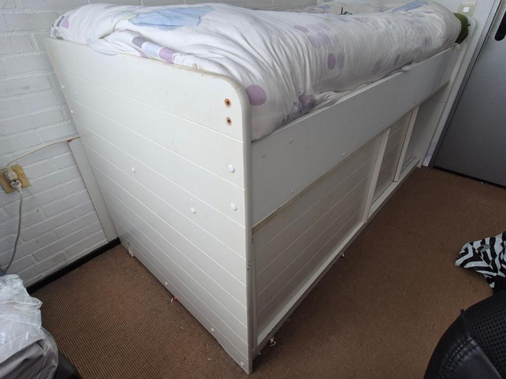 Stevige hoogslaper bed met opbergruimte, Modern en functioneel, Gebruikt, 90 cm, Eenpersoons
