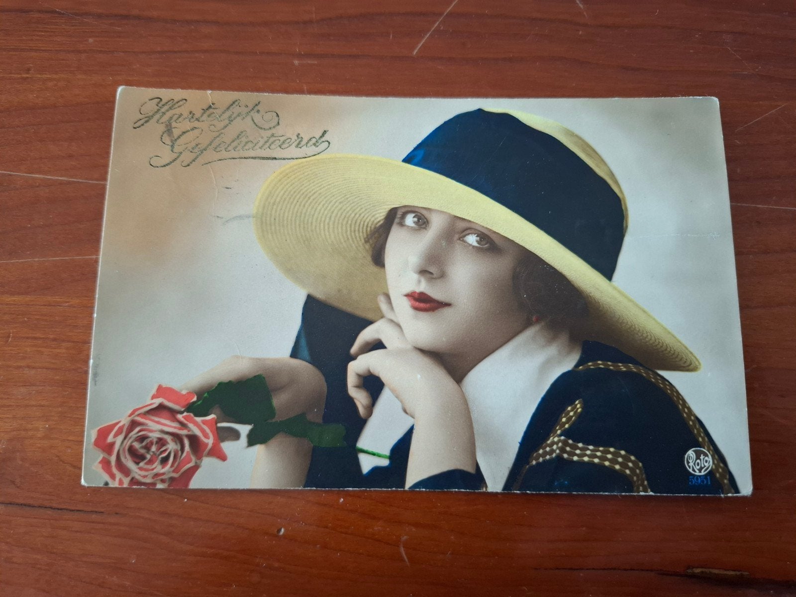 Oude ansichtkaart: Portret vrouw met gele hoed en roos, Verzamelen, Ophalen of Verzenden, 1920 tot 1940, Gelopen, Overige thema's
