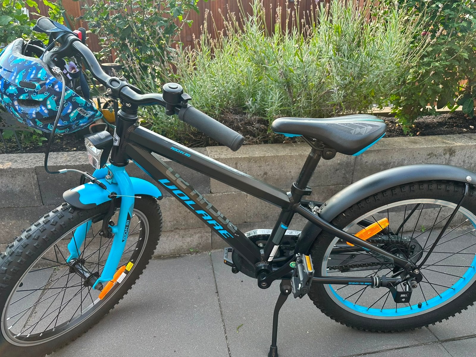 Volare Rocky 20 inch kinderfiets met zijwielen en helm, Fietsen en Brommers, Fietsen | Kinderfietsjes, Ophalen, Zijwieltjes, Zo goed als nieuw