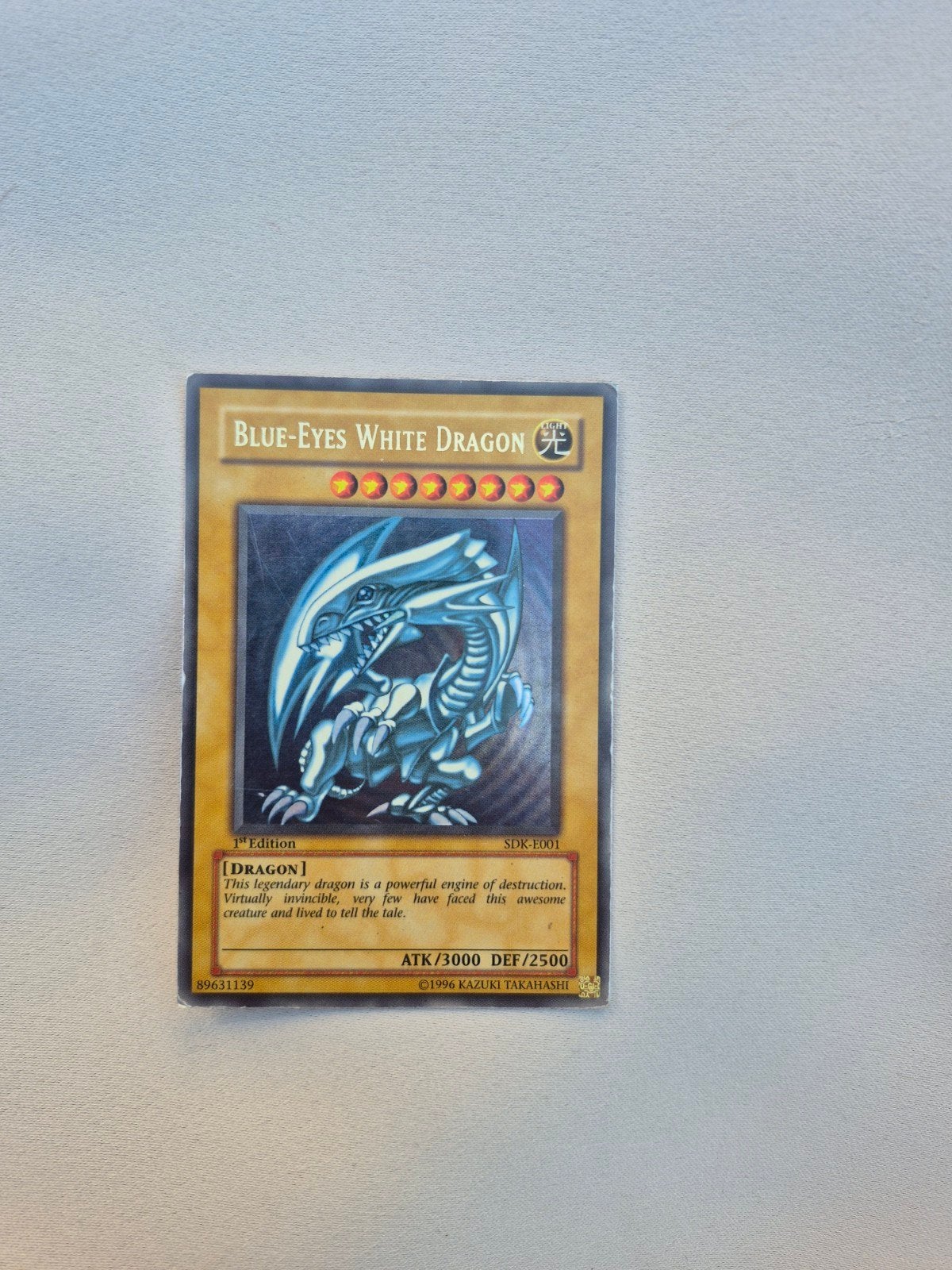 Yu Gi Oh Blue Eyes White Dragon SDK-E001 1st Edition, Ophalen of Verzenden, Losse kaart, Foil