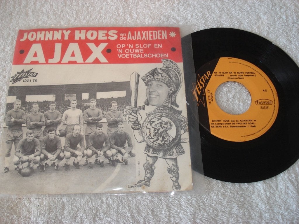 Voetbal  Johnny Hoes  Op een Slof en een ouwe    Orgineel, Fotohoes, Ophalen of Verzenden, Zo goed als nieuw, Nederlandstalig