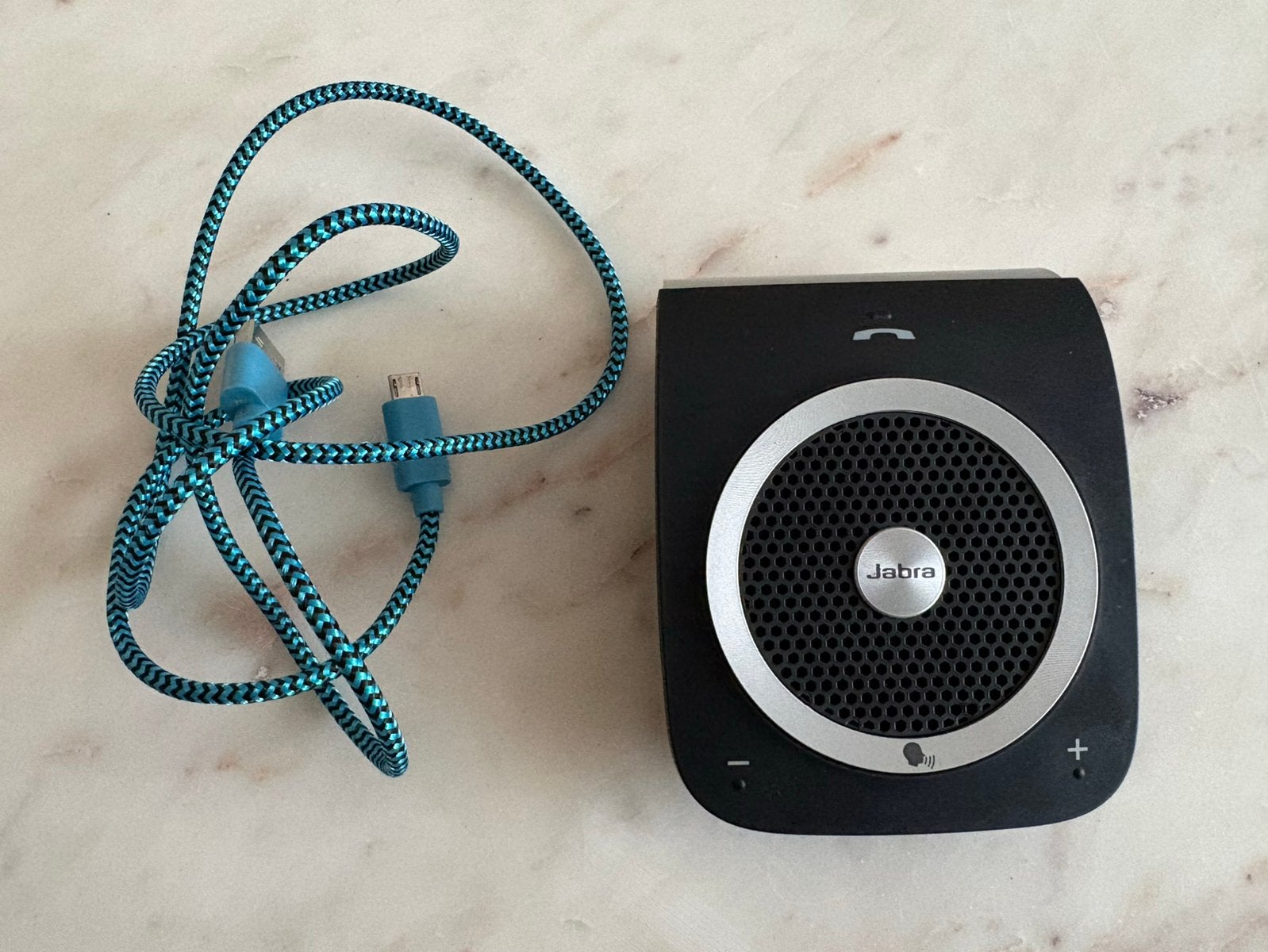 Jabra Tour Bluetooth carkit speaker + oplader, Auto diversen, Carkits, Ophalen of Verzenden, Gebruikt