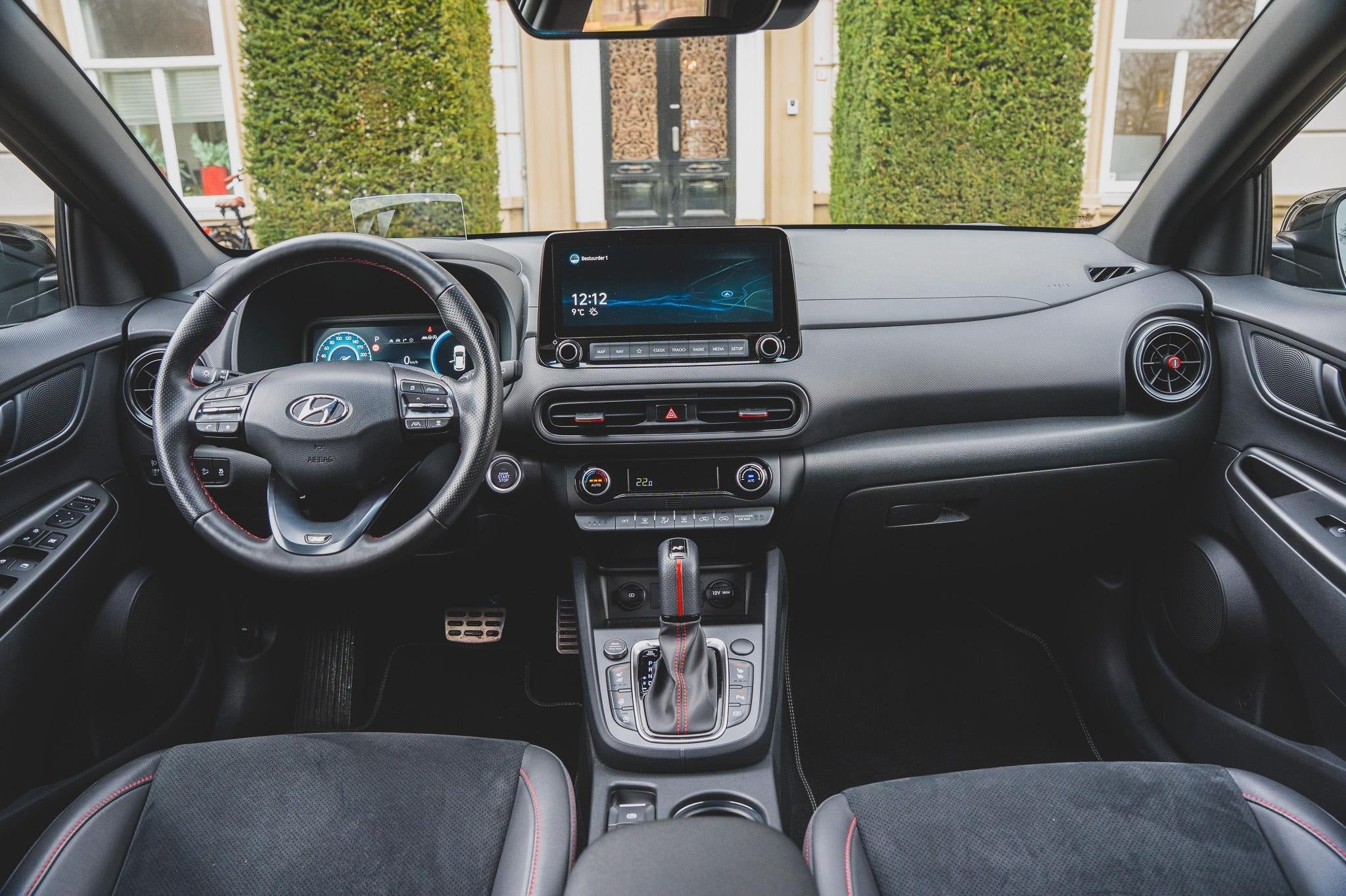 Hyundai Kona 1.6 T-GDI N-Line 199 PK | ADAPTIVE | STOELVENTI, Auto's, Stof, 4 cilinders, LED verlichting, Zwart