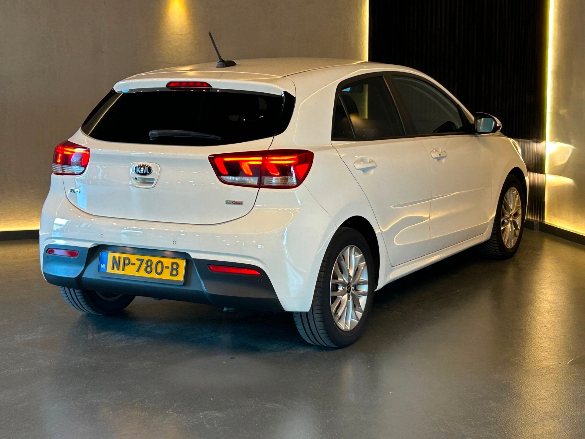 Kia Rio 1.0 TGDI First Edition|CRUISE|NAVI|KEYLESS|PARKSENS|, Auto's, Voorwielaandrijving, 450 kg, Gebruikt, Euro 6