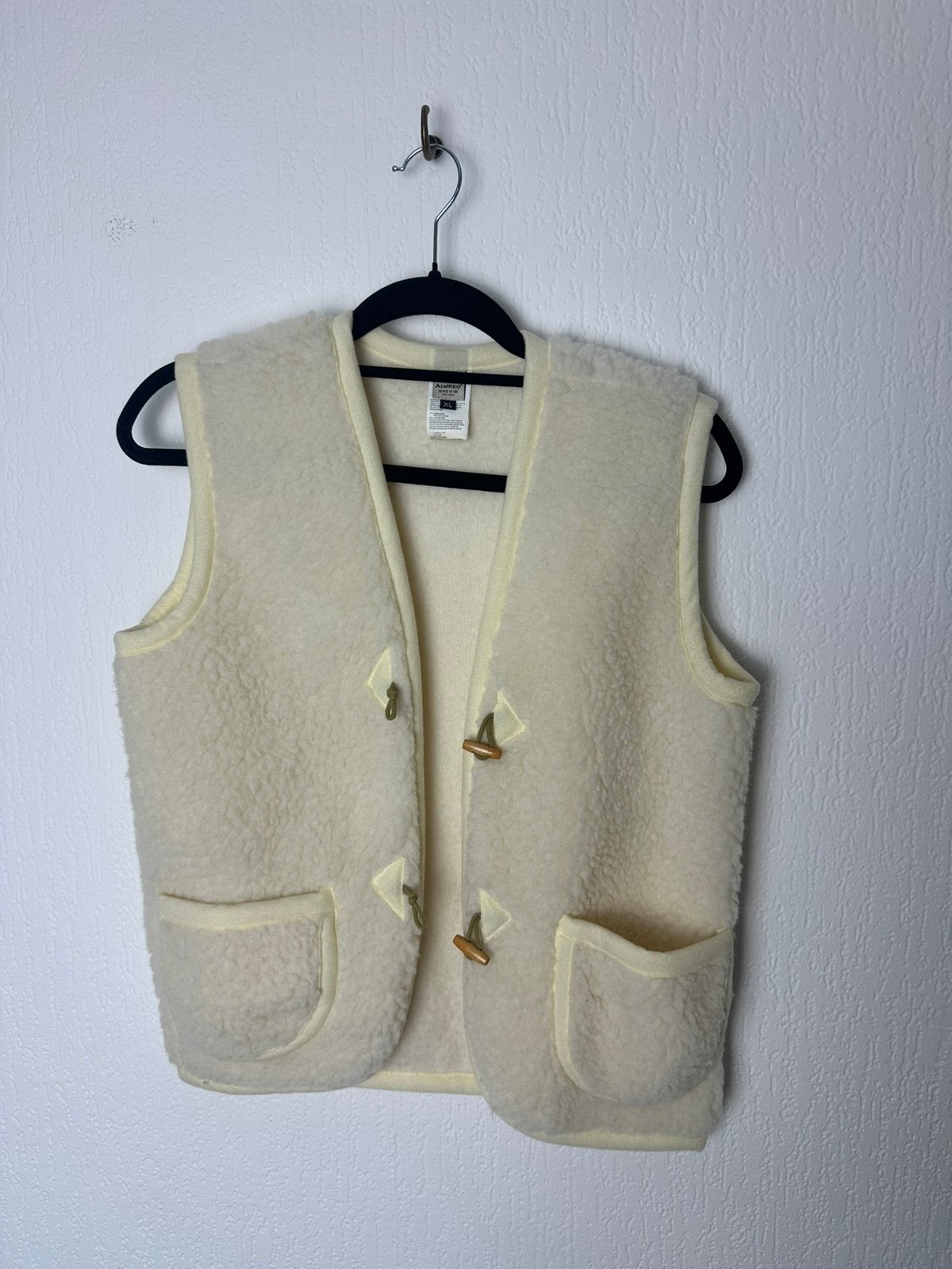 Alwero wollen gilet beige creme kids 140-146, Ophalen of Verzenden, Zo goed als nieuw, Meisje, Trui of Vest