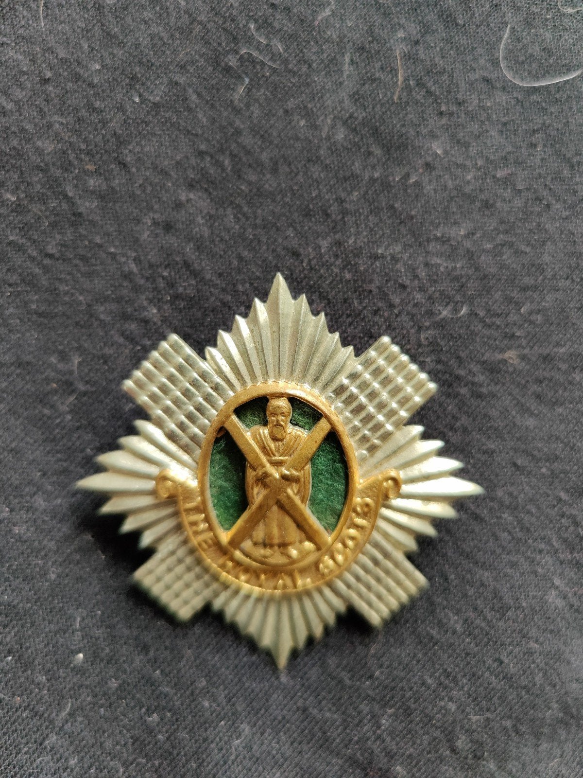 Originele WW2 capbadge 1st Batalion Royal Scots, Holland., Ophalen of Verzenden, Landmacht, Engeland, Embleem of Badge