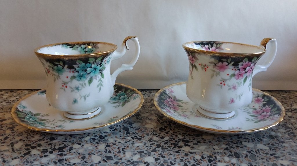 2 Kop schotel Royal Albert Royal Choice Series roze groen, Huis en Inrichting, Keuken | Servies, Ophalen of Verzenden, Zo goed als nieuw