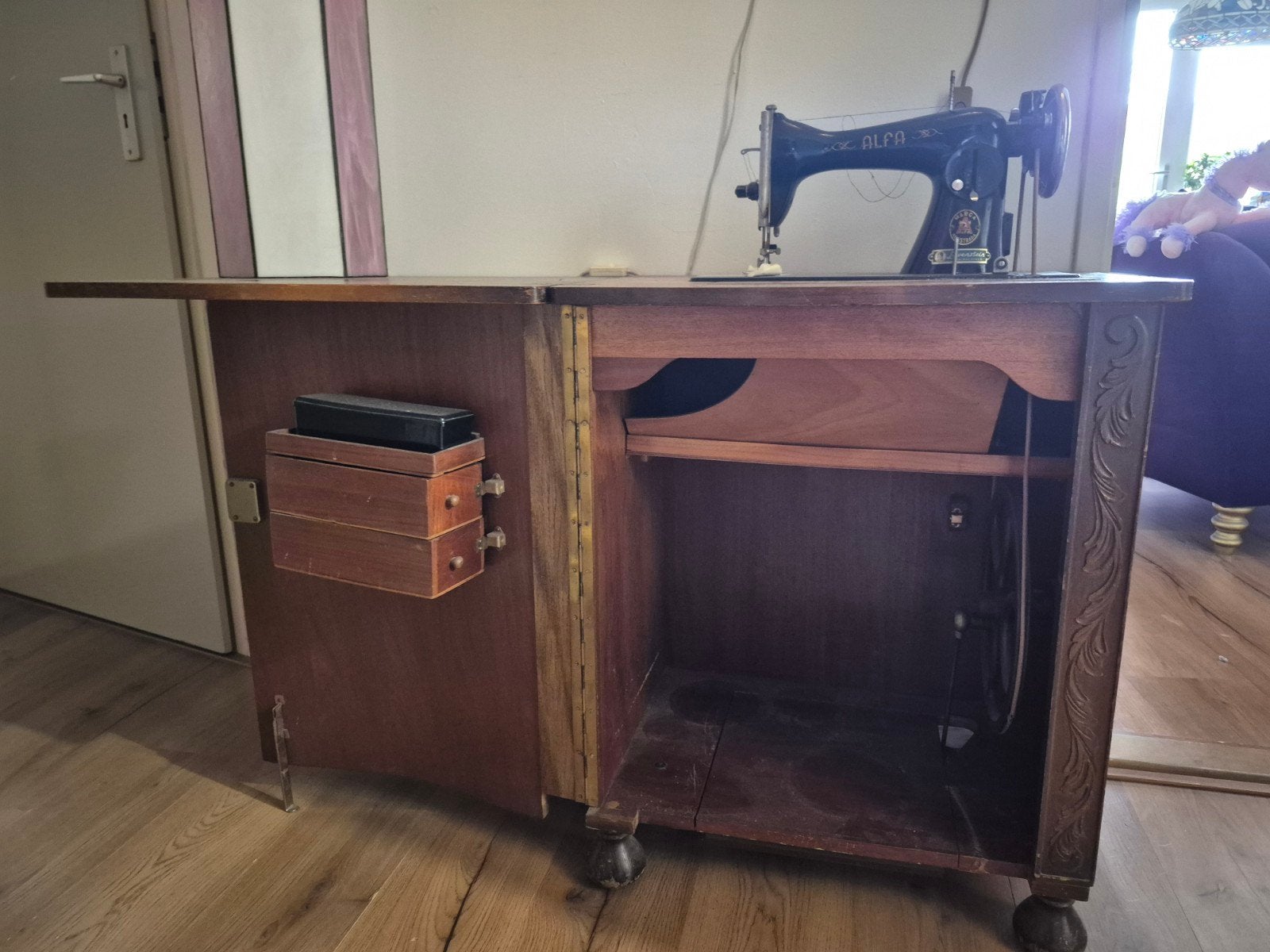 Alpha (Singer) naaimachine in kast (jaren '30/'40?), Ophalen