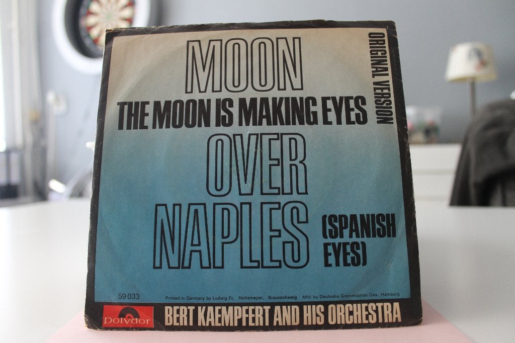 7" Single Bert Kaempfert And His Orchestra - Moon Over Naple, Gebruikt, Verzenden, 7 inch, Pop