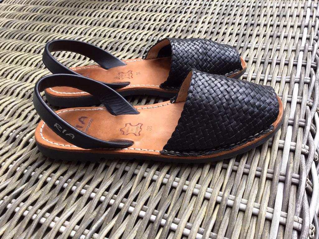 Sandalen, Spaanse Menorquinas mt 30 leer, zwart, Kleding | Dames, Schoenen, Ophalen of Verzenden, Zo goed als nieuw, Zwart, Sandalen of Muiltjes
