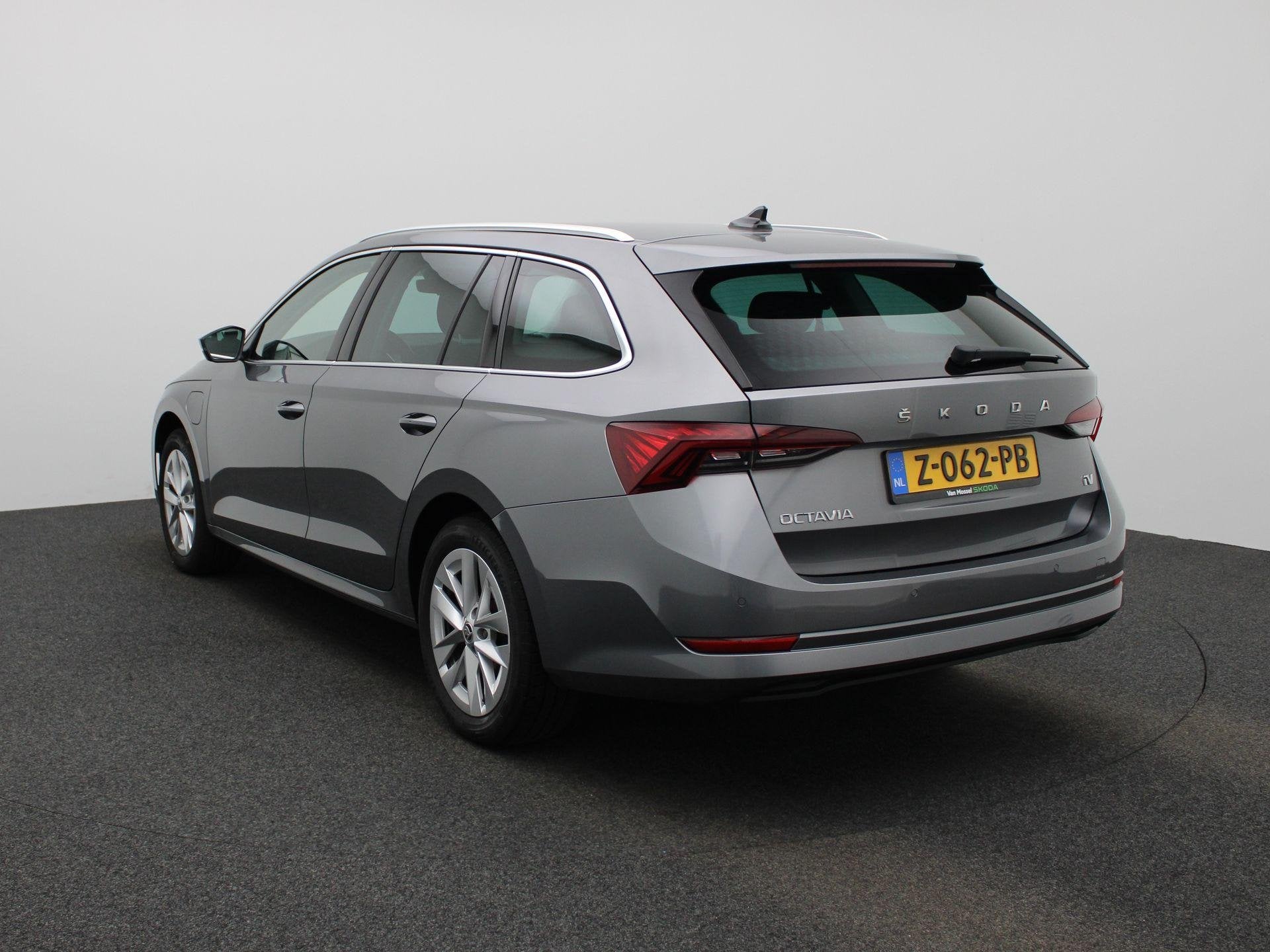 Skoda Octavia Combi 1.4 TSI iV PHEV Business Edition | Autom, Stof, Gebruikt, 4 cilinders, 1553 kg