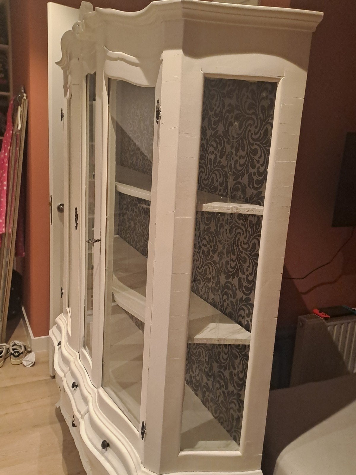 Antieke witte vitrinekast met barst in ruit, Ophalen