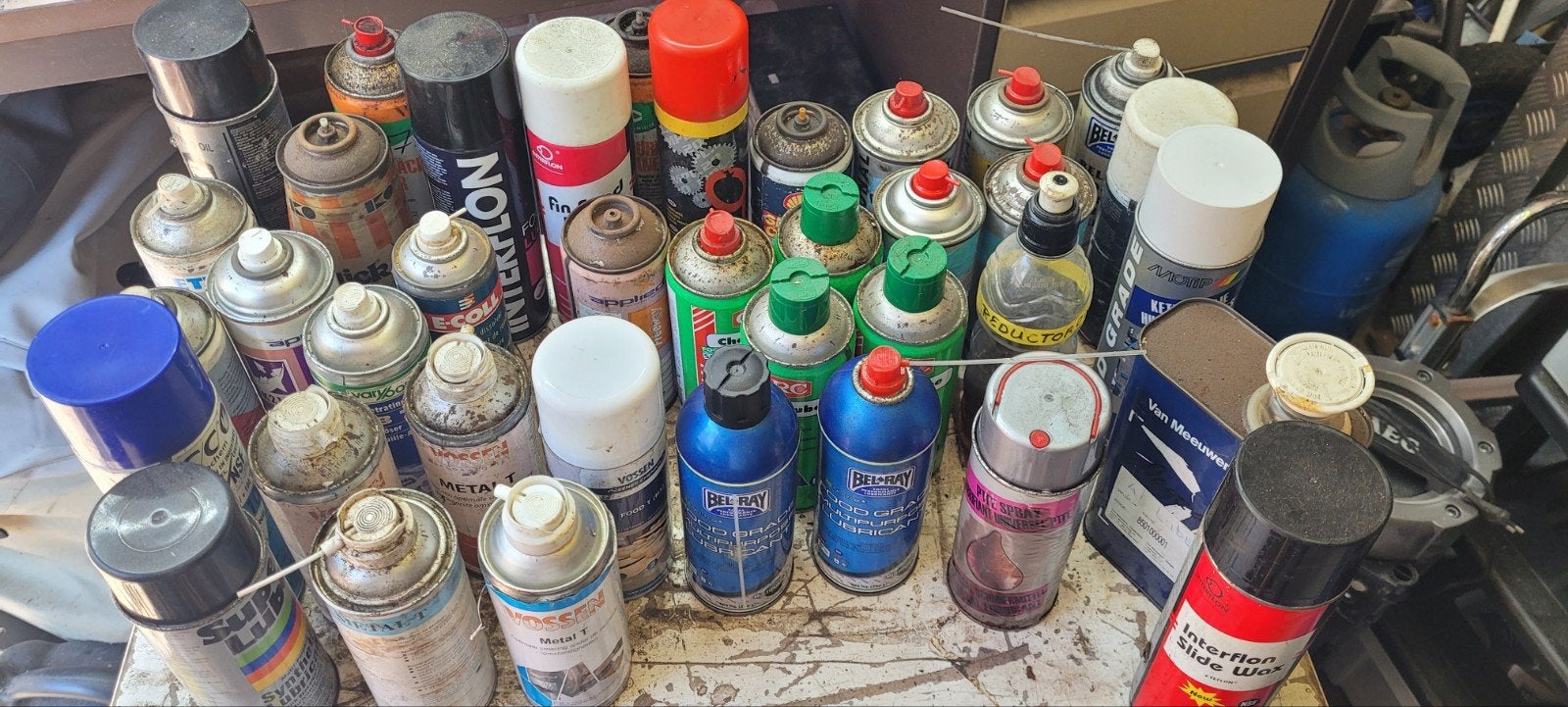 Diverse smeermiddelen, verzameling spuitbussen!