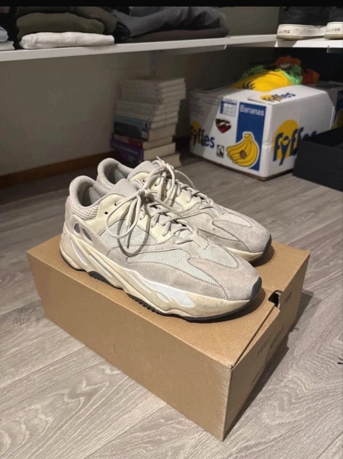 Adidas Yeezy Boost 700 V2 Cream - Maat 47 1/3, Ophalen of Verzenden, Gedragen, Overige kleuren, Sneakers of Gympen