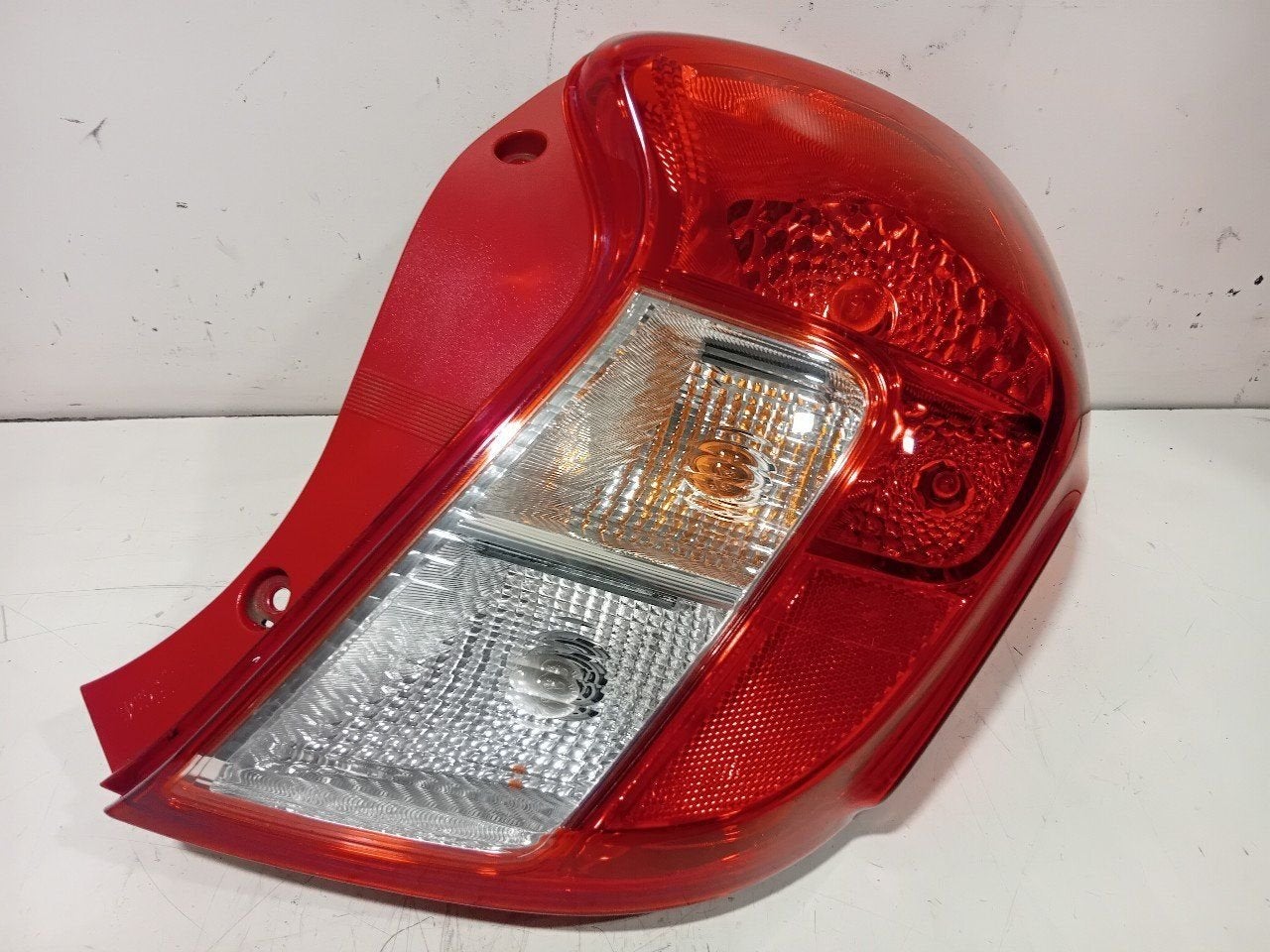 Achterlicht carrosserie rechts Opel Karl, Auto-onderdelen, Onderdelen@venauto.nl, Van der Ven Autorecycling B.V., Gebruikt, Ettenseweg 76, 4706 PB Roosendaal, The Netherlands