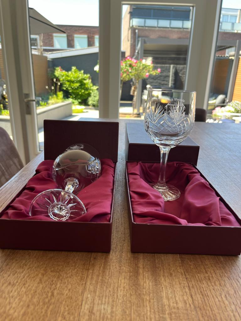 Twee mooie kristallen glazen in doos., Ophalen