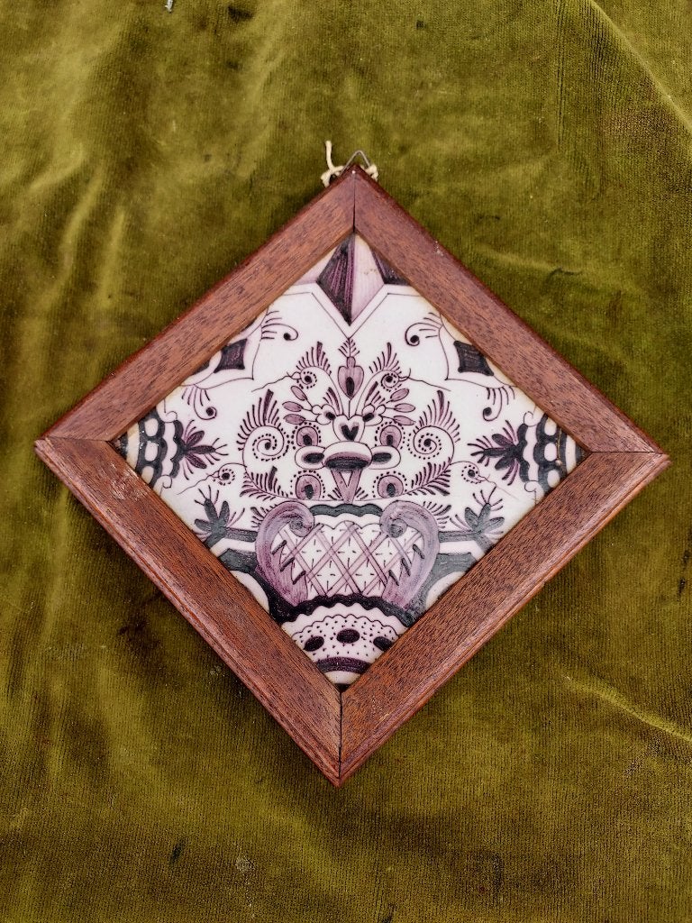 Antieke tegel in eiken lijst, mangaan met bloembokaal decor., Antiek en Kunst, Antiek | Wandborden en Tegels, Verzenden