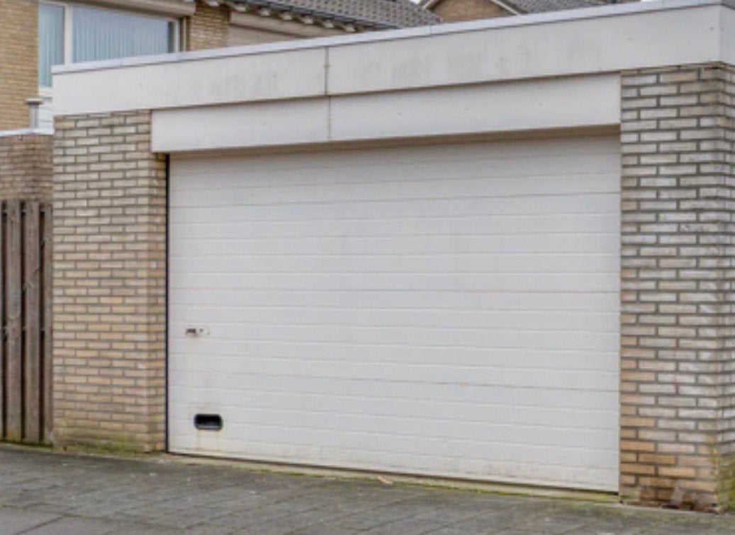 Witte sectionaaldeur / garagedeur inclusief rails en veren, Ophalen, Gebruikt, Garagedeur, 120 cm of meer