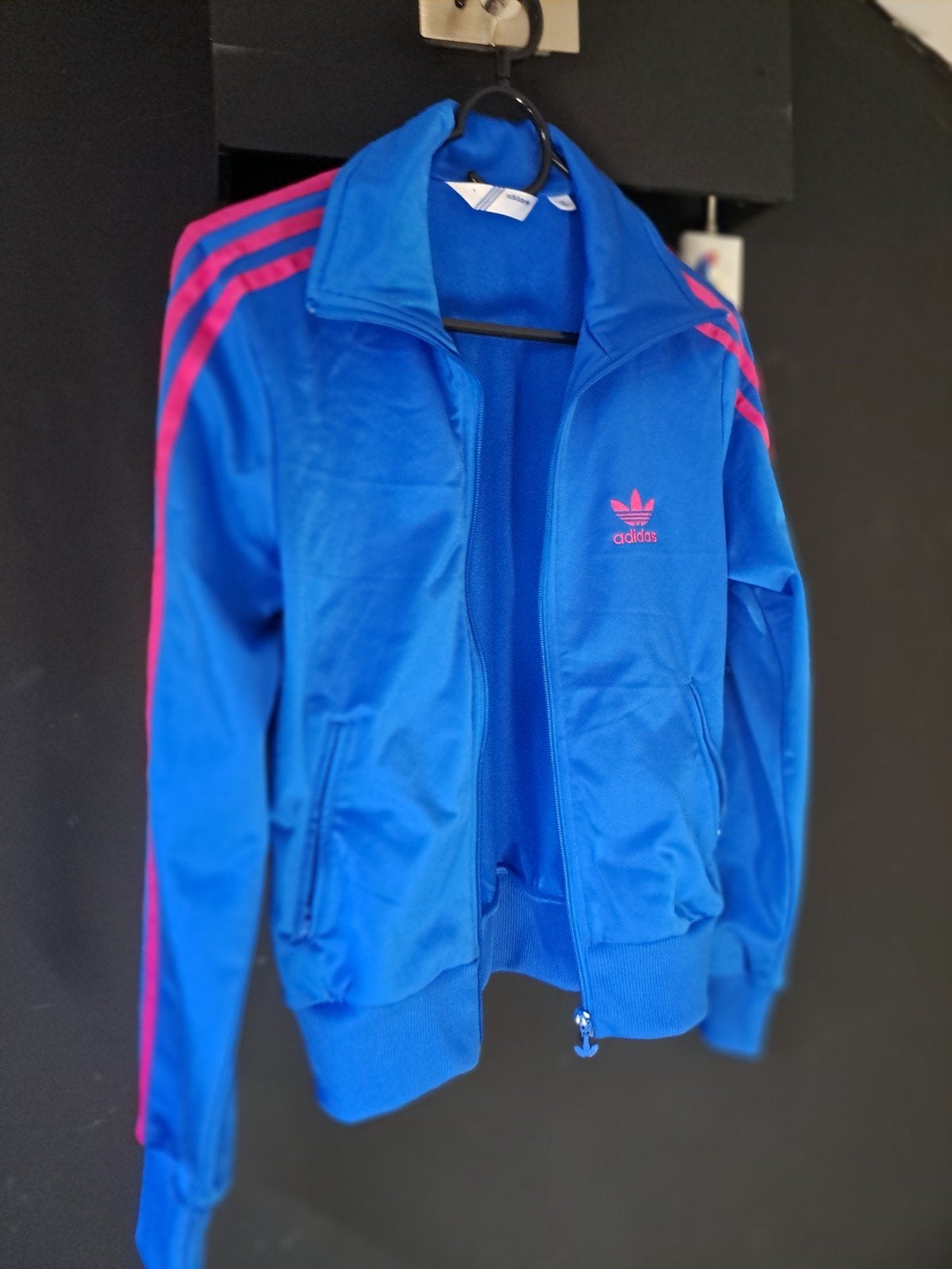 Vintage Adidas trainingsjack blauw met roze strepen, Ophalen, Zo goed als nieuw, Maat 34 (XS) of kleiner, Blauw