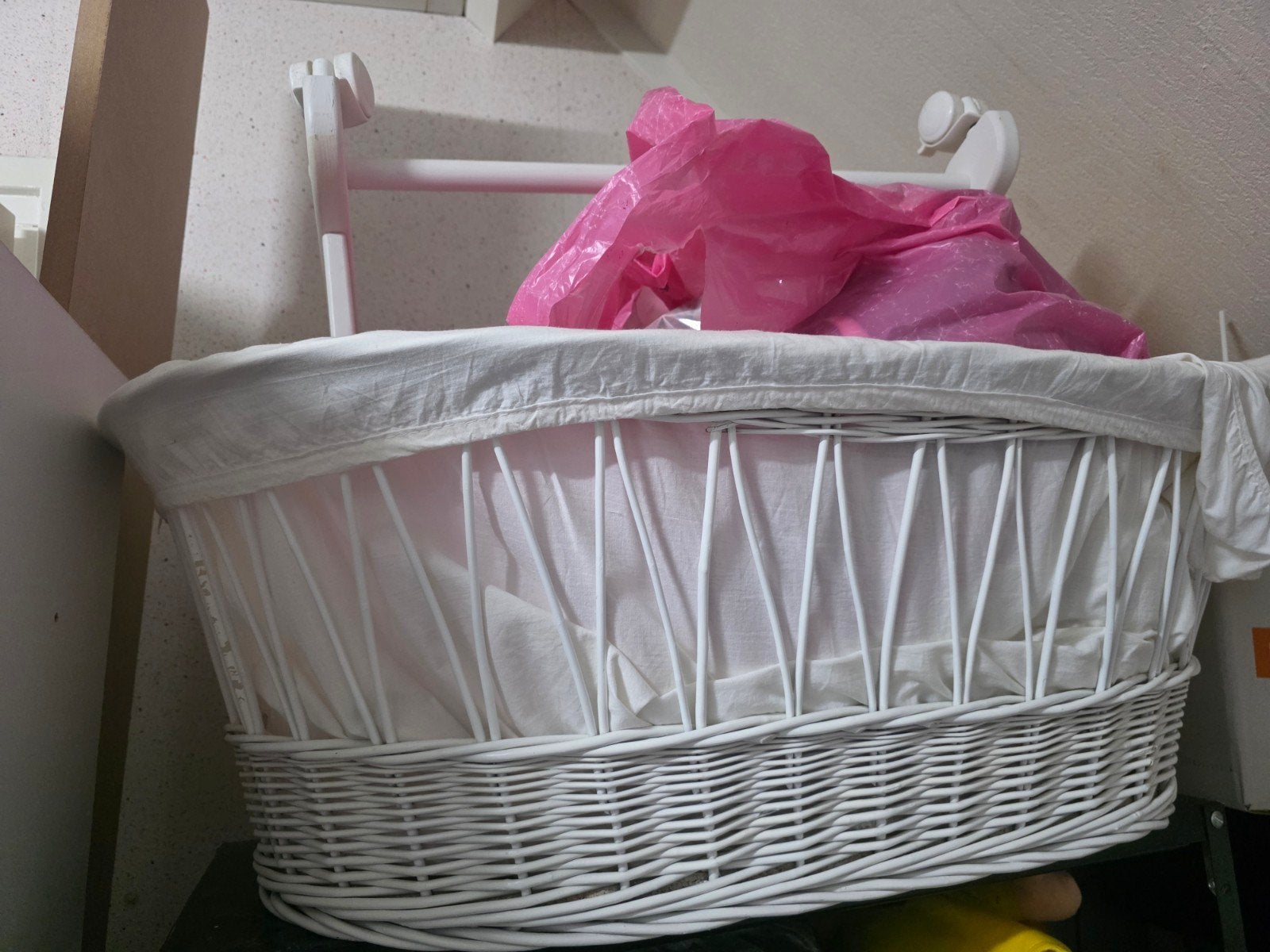 Witte rieten wieg met bekleding, Kinderen en Baby's, Ophalen, Gebruikt, Wieg