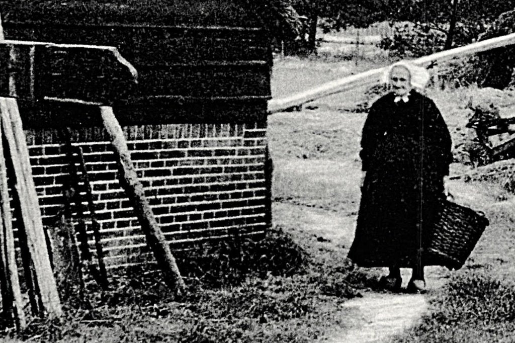 970255 Veluwe Boerderij Klederdracht Niet Gelopen, Ophalen of Verzenden, 1940 tot 1960, Ongelopen, Gelderland