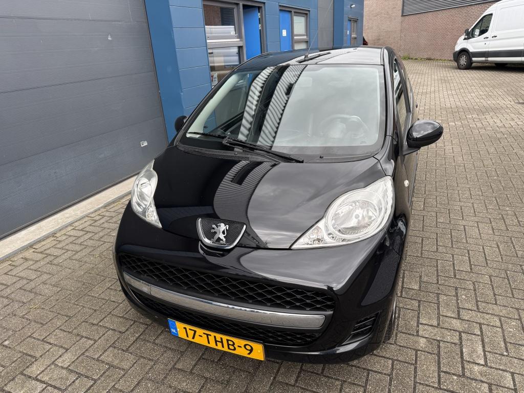 Peugeot 107 1.0-12V Black&Silver Airco LMV TopOnderh+NweAPK!, Auto's, Peugeot, Euro 5, Zwart, 4 stoelen, Leder en Stof