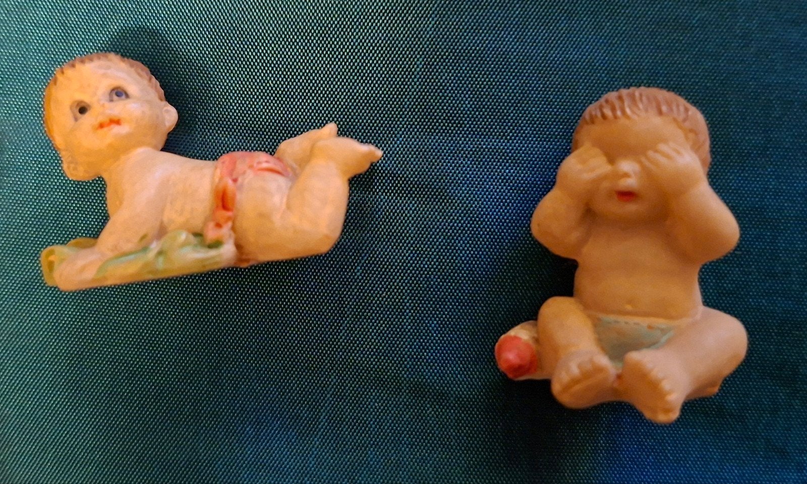 2x baby mini beeldjes hard, geen plastic, Verzamelen, Poppenhuizen en Toebehoren, Ophalen of Verzenden, Zo goed als nieuw, Poppenhuis