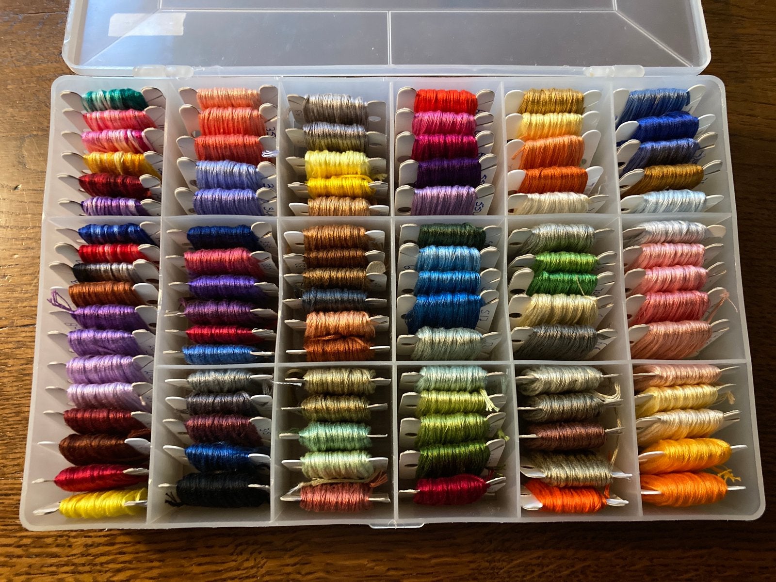 DMC dmc Borduurgaren borduurzijde doos vol bobbins  vol, Ophalen of Verzenden, Gebruikt, Handborduren, Borduurgaren of Zijde