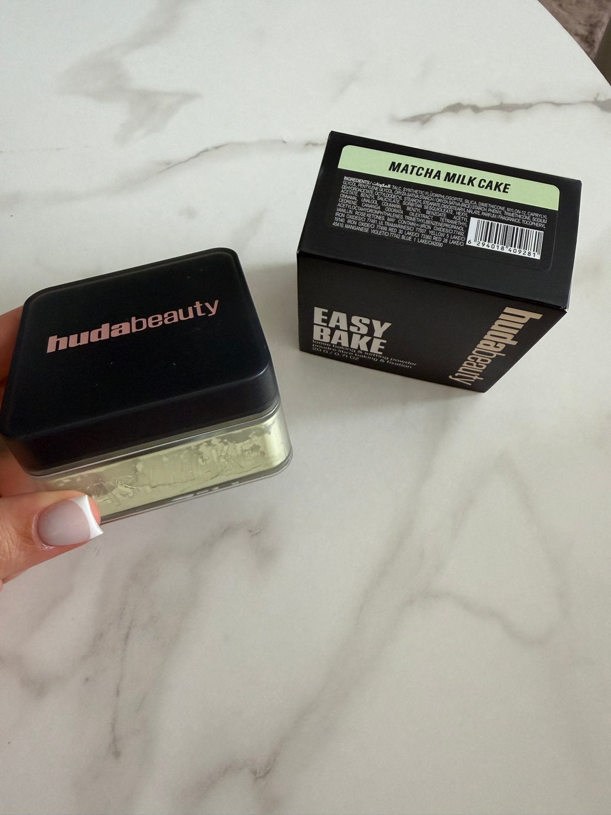 Huda Beauty Easy Bake Loose Powder - Matcha Milk Cake, Sieraden, Tassen en Uiterlijk, Uiterlijk | Cosmetica en Make-up, Gehele gezicht