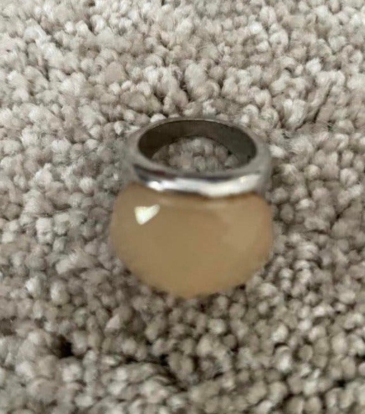 Stijlvolle ring met beige steen, Gebruikt, Beige, Ophalen of Verzenden, 17 tot 18