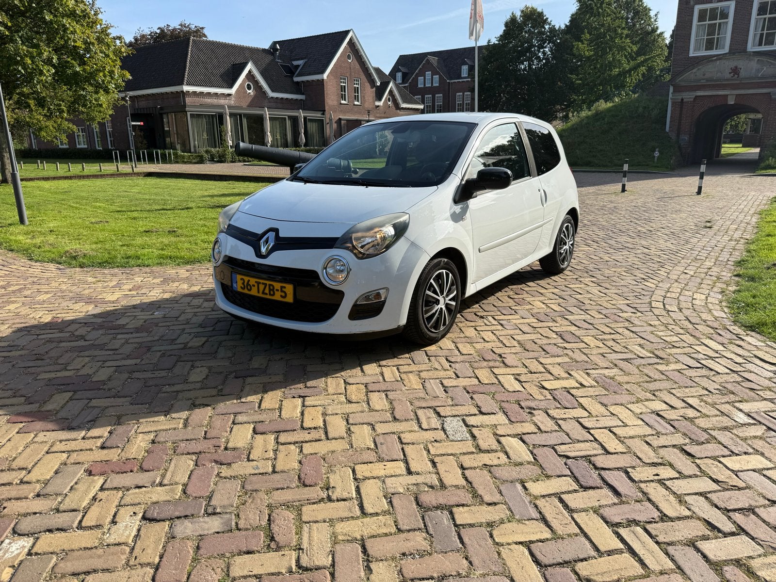 Renault Twingo 1.2 16V Wit | Nieuwe APK | Nieuwe banden, Auto's, Voorwielaandrijving, Twingo, 74 pk, Zwart