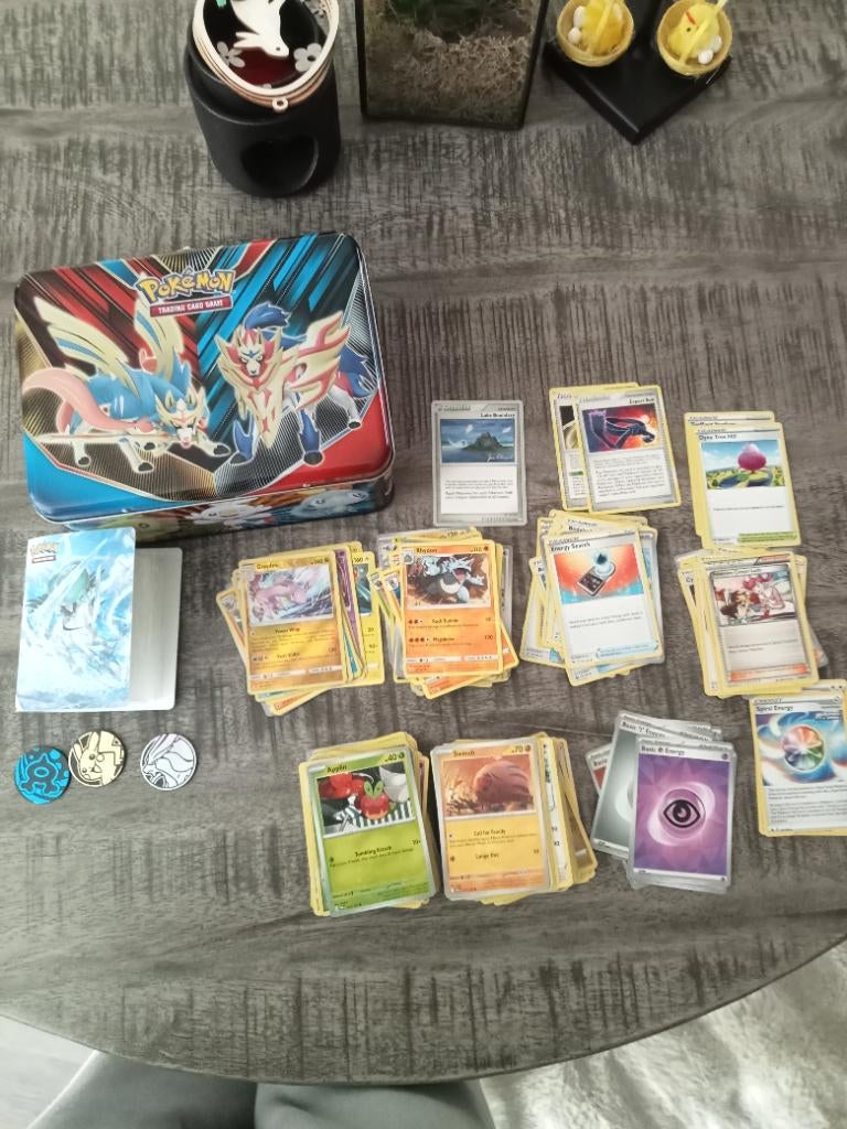 Pokemon kaarten met kistje en kaarten mapje set uit 2020, Ophalen of Verzenden, Zo goed als nieuw, Meerdere kaarten