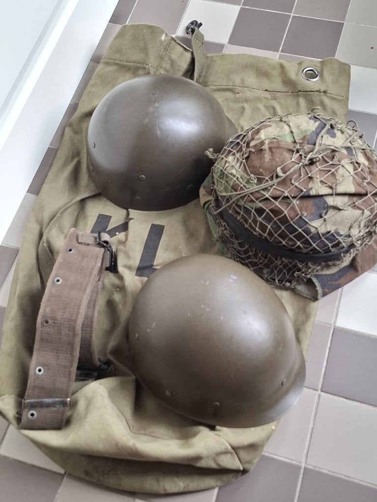 Leger spullen 12 stuks (helmen, koppels, plunjezakken etc), Ophalen, Landmacht, Nederland, Helm of Baret