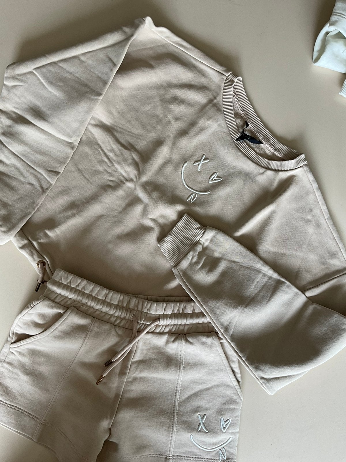 NIKKIE Sweater met Short/Broekje maat 32/36., Ophalen of Verzenden, Zo goed als nieuw, Maat 34 (XS) of kleiner, Beige